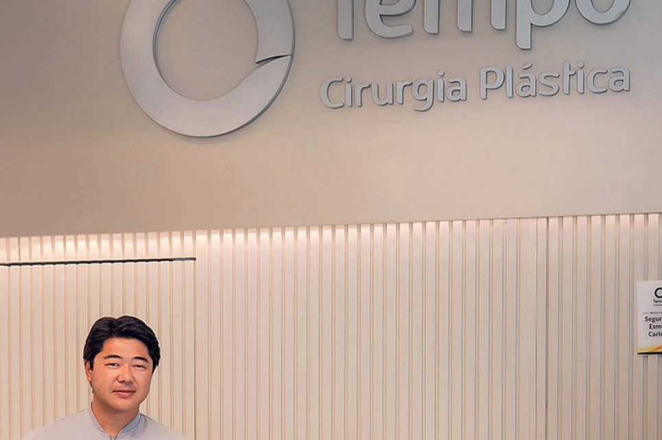 Recepção da clínica, com a equipe no balcão de atendimento