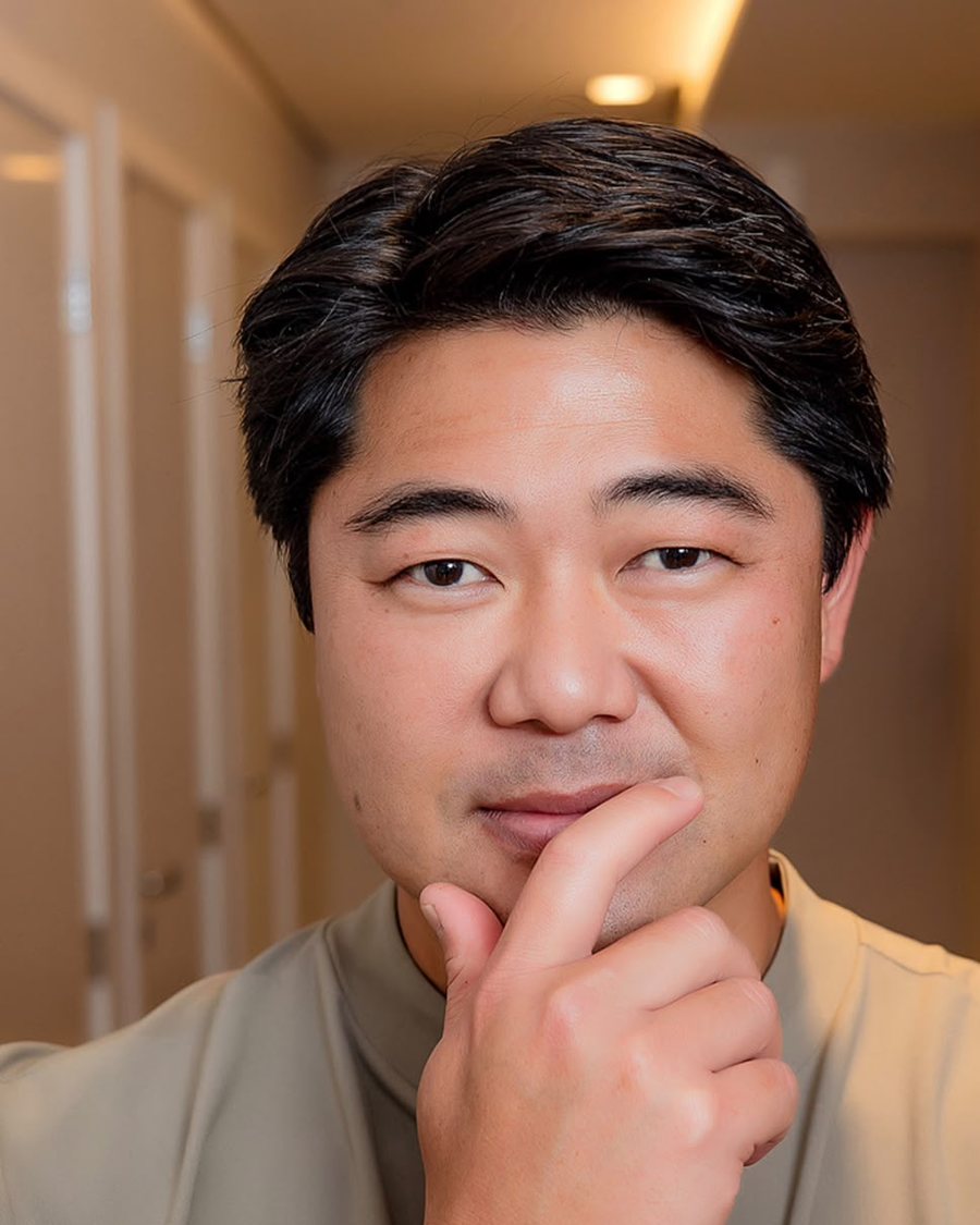 Dr. Rafael Kenji no consultório, em um momento de atendimento